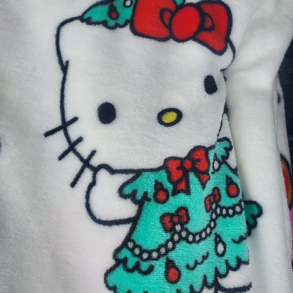 Holiday Wreath Hello Kitty Blanket-NWT - Picture 4 of 6